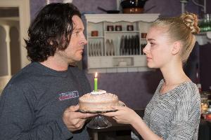 "Unter Uns": Zu Fionas Erleichterung ist es für Rolf unwichtig, dass sie kein teures Geburtstagsgeschenk für ihn hat.