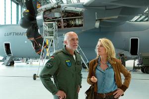 Charlotte Lindholm (Maria Furtwängler) nimmt sich Oberst Andreas Friedrichs (Richard van Weyde) vor