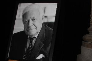 Deutschland nimmt mit einem Staatsakt von Helmut Schmidt Abschied