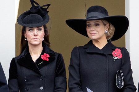 Kate, Herzogin von Cambridge, und Máxima, Königin der Niederlande, trauern in London um die im Krieg gefallenen Soldaten