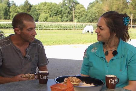 Ziegenwirt Manfred wird von Laborassistentin Helena mit einem Frühstück versorgt