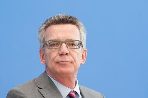 Innenminister Thomas de Maizière kommt zum "ZDF spezial" ins Studio