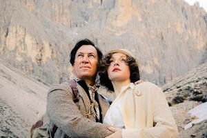 "Luis Trenker - Der schmale Grat der Wahrheit": Luis Trenker (Tobias Moretti) und Leni Riefenstahl (Brigitte Hobmeier) bewun...