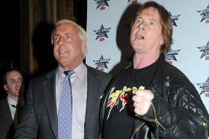 Ric Flair (l.) und Roddy Piper 2009 bei einer Pressekonfernez in New York