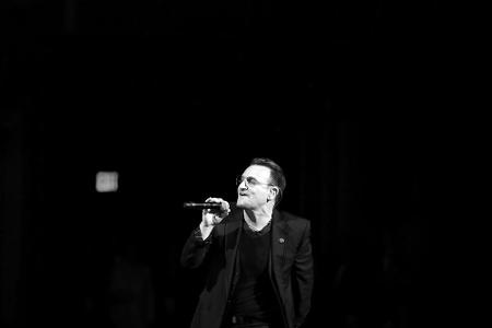 U2 um Frontmann Bono haben ihr Konzert in Paris abgesagt