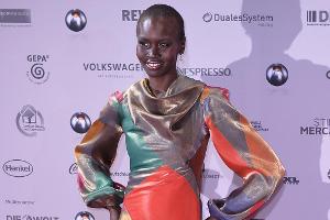 Model Alek Wek zeigte sich farbenfroh beim Deutschen Nachhaltigkeitspreis