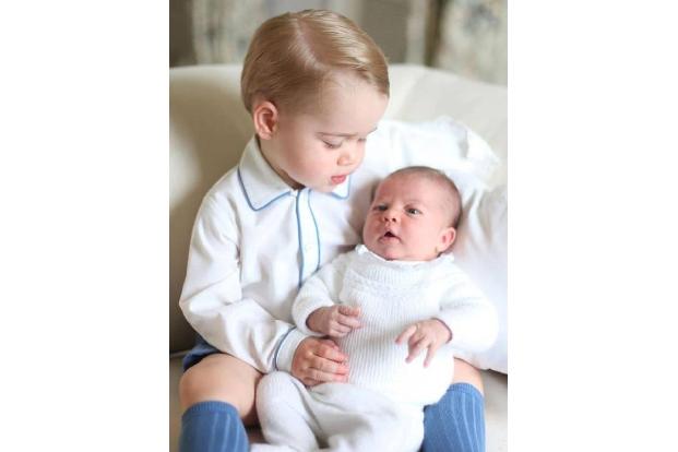 ...sie wäre sicher stolz wie Oskar auf ihre beiden niedlichen Enkelkinder. Die beiden sind aber auch entzückend! Der kleine ...