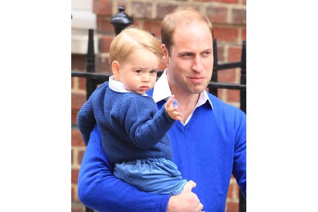 ...öffentlichen Vorstellung Charlottes war auch Prinz George mit dabei. Seine kritischen und misstrausichen Blicke verrieten...