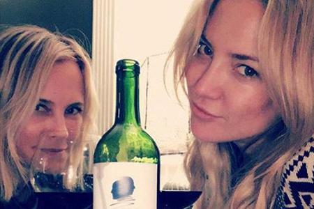 Kate Hudson (r.) und ihre Schwägerin lassen es sich mit Reese Witherspoons Wein gutgehen