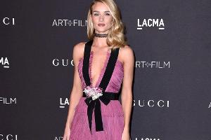 Ex-"Victoria's Secret"-Model Rosie Huntington-Whitley ist pretty in pink