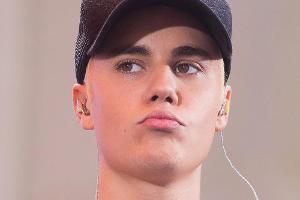 Was hat Justin Bieber nur gegen Stühle?