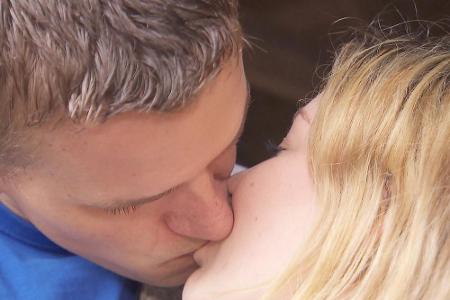Nils und Sandrina gönnten sich zum Abschluss der Hofwoche einen innigen Kuss