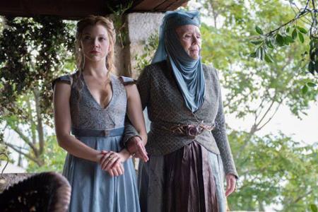 Olenna Tyrell (Diana Rigg, rechts) will ihre Enkelin Margaery (Natalie Dormer) beschützen