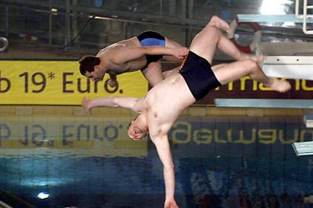 Elegant sieht anders aus: Elton (hinten) und Stefan Raab