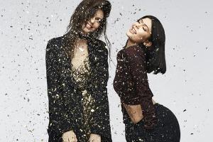 Kendall und Kylie präsentieren ihre Kollektion für "PacSun" und stehen dabei im festlich-goldenen Glitzerregen