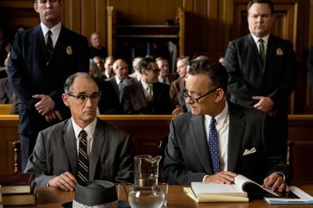Ob das gut ausgeht? Spion Rudolf Abel (Mark Rylance,l.) wird vom Versicherungsanwalt James Donovan (Tom Hanks) vertreten