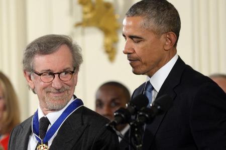 Steven Spielberg (li.) freut sich sichtlich über seine Friedensmedaille