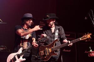 Phil Campbell (l.), hier bei bei einem Konzert neben Lemmy Kilmister, musste ins Krankenhaus