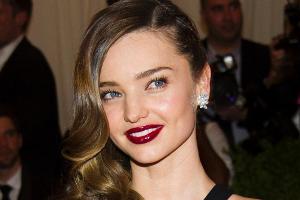 Miranda Kerr beweist, dass "Wine Lips" die perfekte Wahl fürs dramatische Abend-Make-up sind