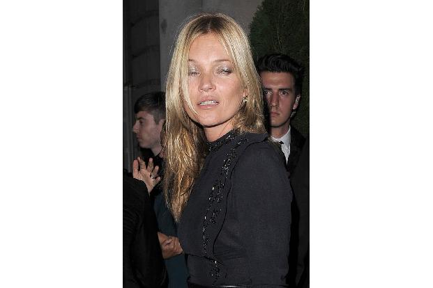 Einen reichlich derangierten Eindruck macht auch das Antlitz von Supermodel Kate Moss. Zu viele wilde Parties hinterlassen e...