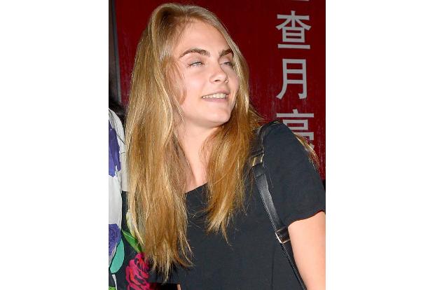 Das weiß auch Model-Kollegin Cara Delevigne, die mit den Augenlidern auf Halbmast wirkt, als ob sie nicht ganz bei Sinnen wäre.