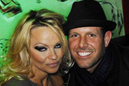 Diese beiden könnten wirklich einem Zombie-Film entsprungen sein! Pamela Anderson hat beim Augen-Make-Up eindeutig zu dick a...