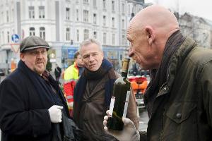 Die Kommissare Ballauf (Klaus J. Behrendt, M.) und Schenk (Dietmar Bär, l.) ermitteln im Fall eines vergifteten Obdachlosen