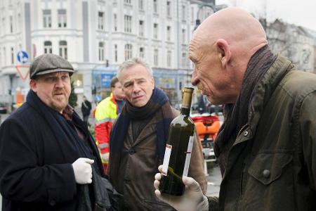 Die Kommissare Ballauf (Klaus J. Behrendt, M.) und Schenk (Dietmar Bär, l.) ermitteln im Fall eines vergifteten Obdachlosen