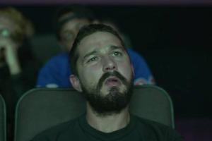 Shia LaBeouf schaut seine eigenen Filme und ist sichtlich begeistert