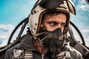 "Starfighter - Sie wollten den Himmel erobern": Harry (Steve Windolf) überlegt fieberhaft, wie er seinen Freund retten kann.