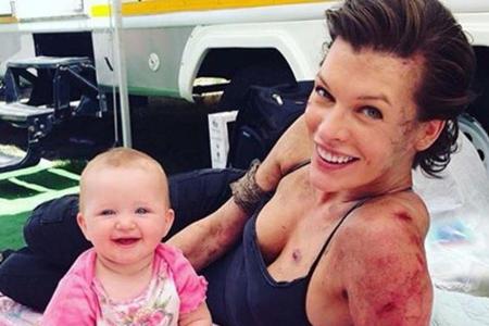 Tochter Dashiel besucht Mama Milla Jovovich beim Dreh
