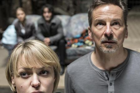 Kommissarin Heller (Lisa Wagner, l.) und Quentin Jahn (David C. Bunners, r.) sind von Gangstern in einer Bank als Geisel gen...