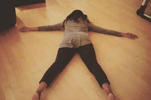 Zoe Saldana macht ihr Nickerchen auch mal auf dem Boden, Hauptsache schlafen