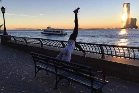 Auch ein schöner Anblick: Top-Model Toni Garrn mal kopfüber