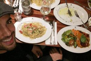 Elyas M´Barek beim Essen mit Freunden