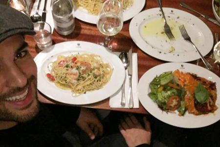 Elyas M´Barek beim Essen mit Freunden