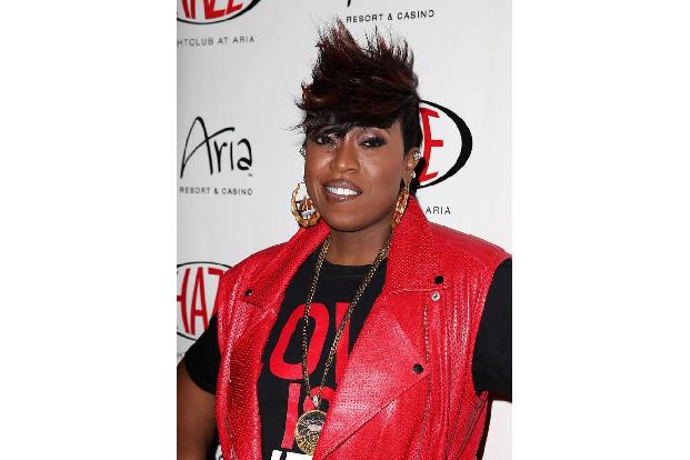 ...sich Missy Elliott an. 