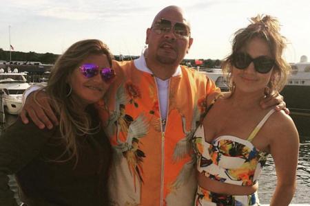 Jennifer Lopez (r.) sieht mit 46 immer noch bildschön aus - das findet auch Kollege Fat Joe (Mitte)