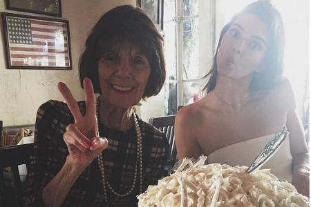 Was gehört zu einer ordentlichen Geburtstagsparty? Richtig: ein riesiger Kuchen. Daran hat Kylie Jenner natürlich auch gedacht