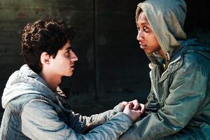 Die beiden Jugendlichen Navid (Rauand Taleb) und Jola (Marie-Hélène Boyd) sind als Minderjährige ohne ihre Eltern in die Sch...