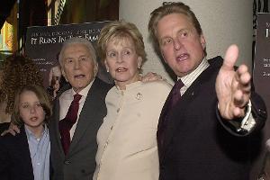 Kirk, Diana und Michael Douglas (v.l.n.r.) 2003 bei der Premiere von "Es bleibt in der Familie"