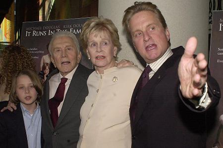 Kirk, Diana und Michael Douglas (v.l.n.r.) 2003 bei der Premiere von 