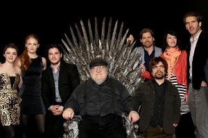 "Game of Thrones"-Schöpfer George R.R. Martin mit einem Teil der Besetzung