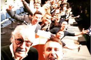 Gemeinsam könnten sie die Welt mit links retten: Stan Lee versammelt Superhelden auf der Comic Con.