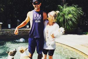 US-Schauspielerin Kaley Cuoco und Ehemann Ryan Sweeting machen bei den heißen Temperaturen alles richtig: Gemeinsam mit ihre...