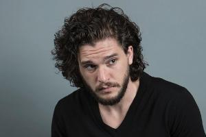 Will sich offenbar nicht von seinem Lockenschopf trennen: Kit Harington