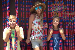 Ganz wie Mama vor 15 Jahren posieren Jayden und Sean zwischen Perl-Vorhängen in Disneyland