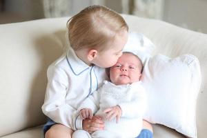 Auch Prinz George hat anscheinend einen richtigen Narren an seiner kleinen Schwester Charlotte gefressen