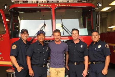 Fußball-Star David Beckham fühlt sich sichtlich wohl unter Feuerwehrmännern