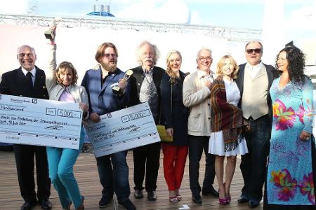 Gesine Cukrowski (2.v.l.) und Antoine Monot Jr. (3.v.l.) freuen sich über ihre Preise